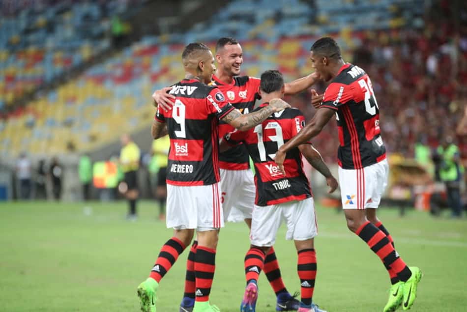 Pouco depois, Trauco soltou uma bomba de fora da área, de pé esquerdo, e fez o segundo gol