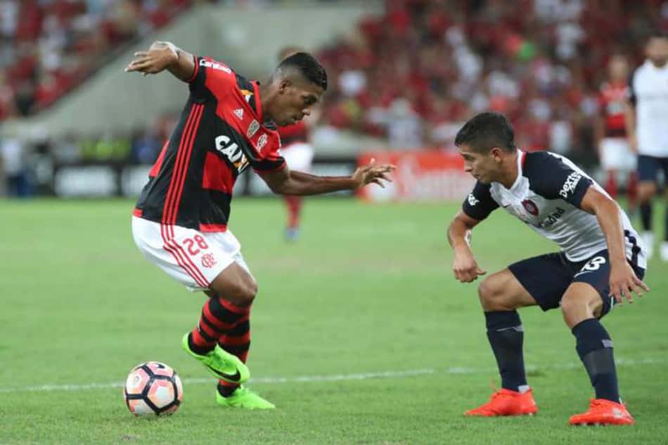Berrío entrou no primeiro tempo diante do San Lorenzo. Jogador substituiu Mancuello 