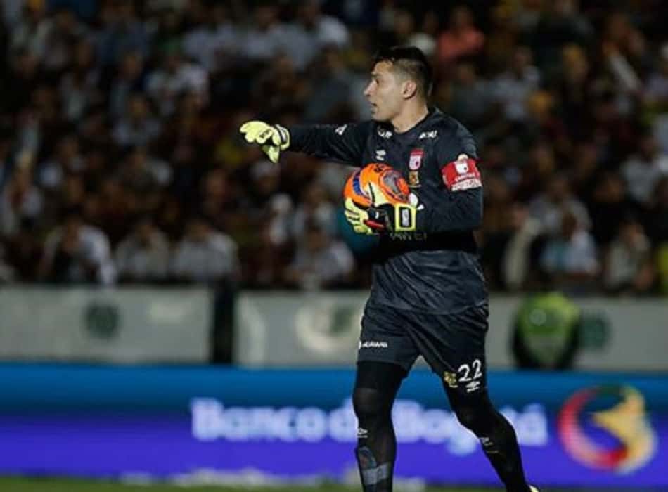No dia de seu aniversário, arqueiro do Santa Fe bate marca histórica