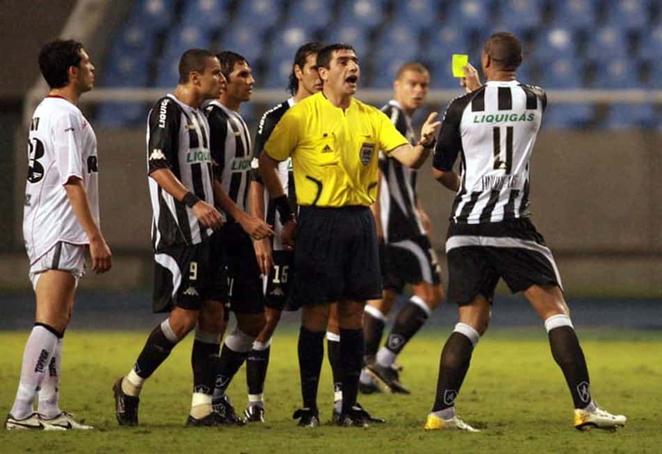 Zagueiro dar cartão ao árbitro? Sim! E foi num Botafogo x Estudiantes