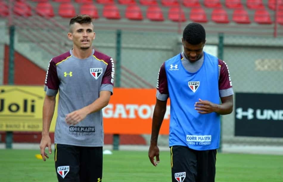 Tom (à esquerda) e Léo Natel em treino do São Paulo no CT 