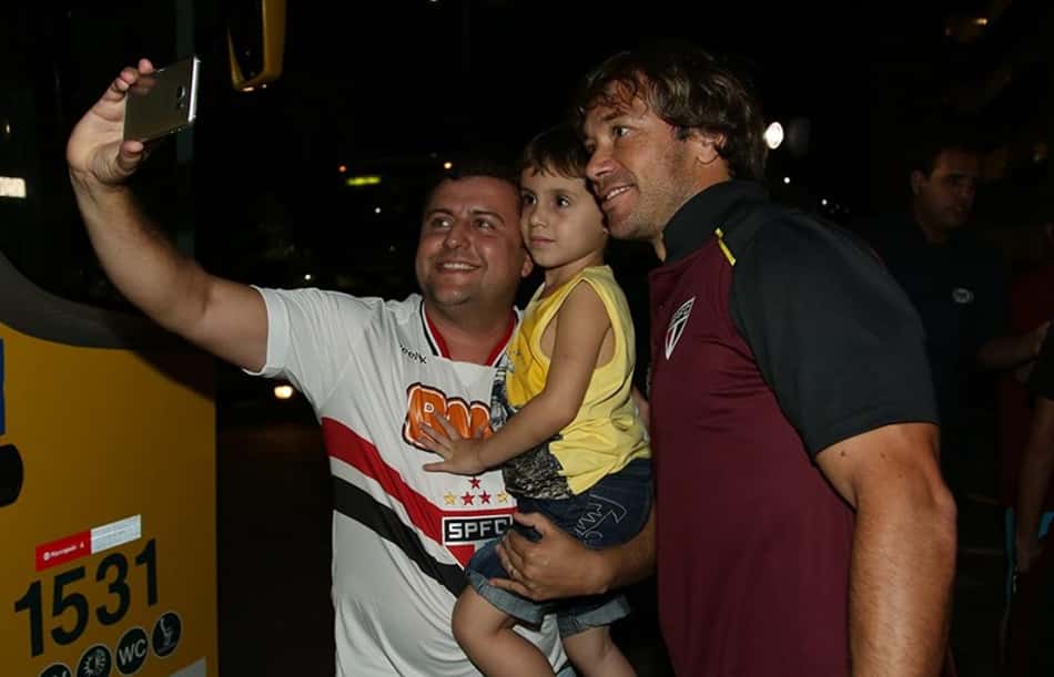 FOTOS: São Paulo 'foge', mas torcida faz festa na chegada do time a Natal