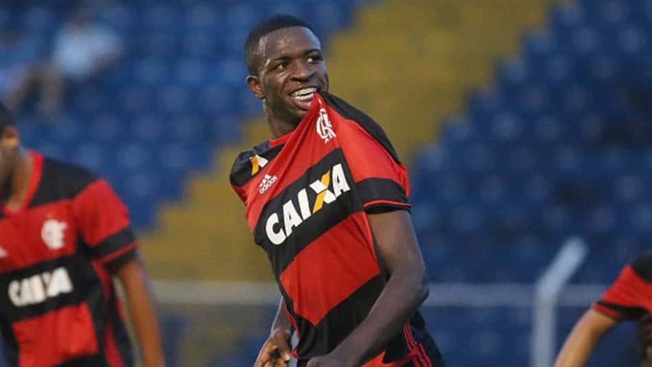 Vinícius Júnior voltará a treinar no Fla na segunda e fará parte de projeto