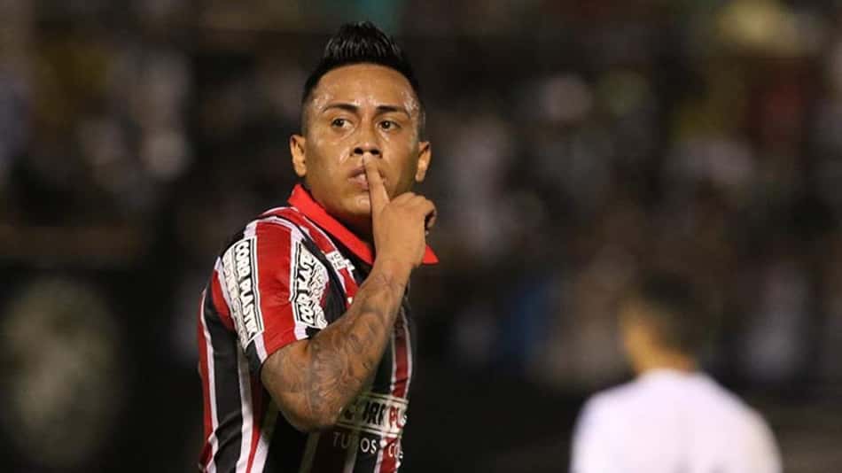 Cueva não se vê insubstituível e vibra com gol 'à la Romário' em Natal