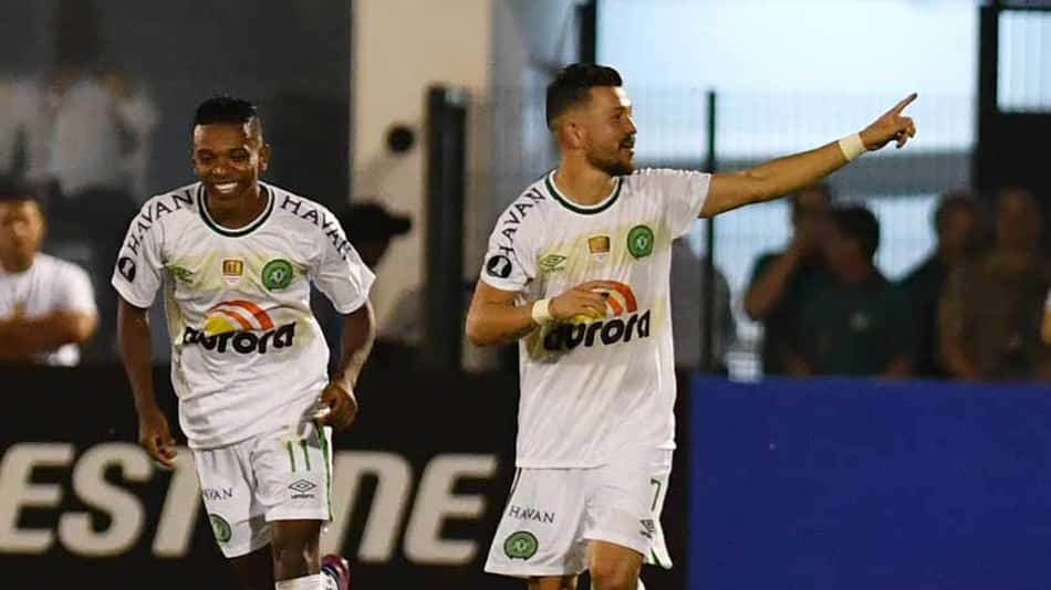 Que lindo! Com dois golaços, Chape vence o Figueirense e se isola na liderança