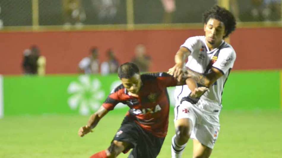 Vitória faz o dever de casa, supera o Vasco e avança