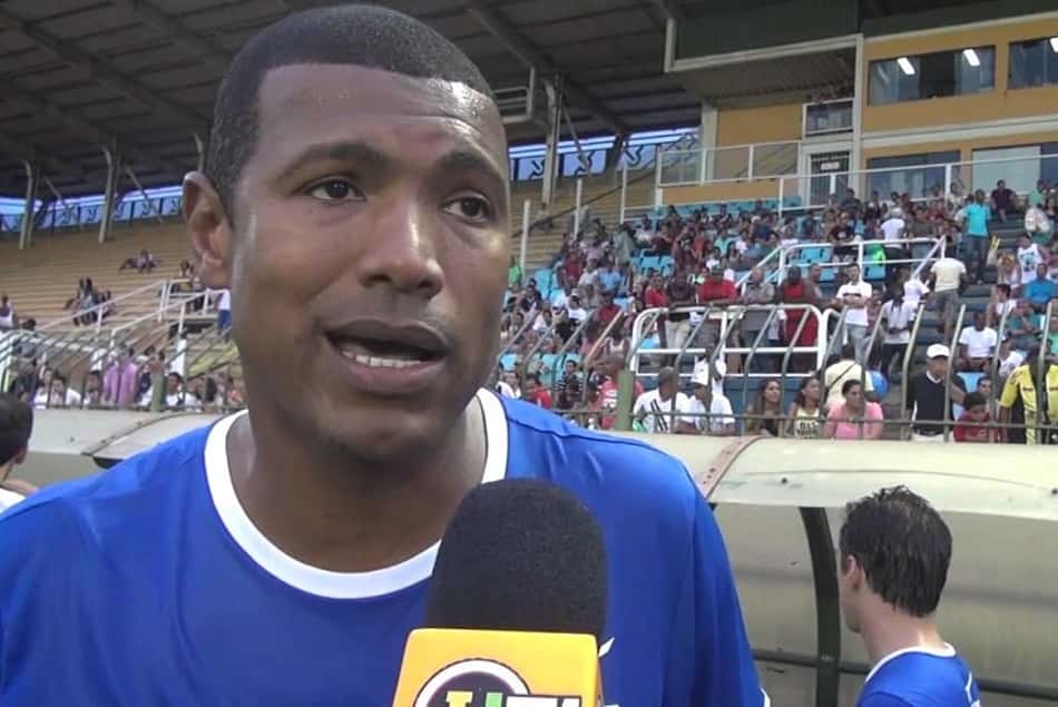 Junior Baiano ficou marcado por seus carrinhos e sua virilidade em campo. Fora dele, não fugia de uma boa entrevista, muitas das vezes com frases hilárias e polêmicas