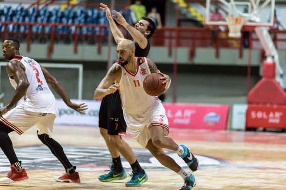 Flamengo vence e segue isolado na liderança do NBB