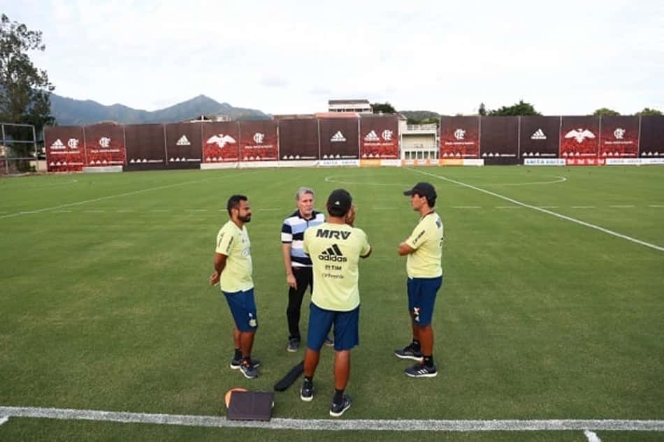 Zé Ricardo no novo campo do Flamengo