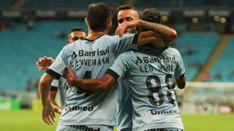 Bolaños marca, Grêmio goleia e garante vaga nas quartas de final