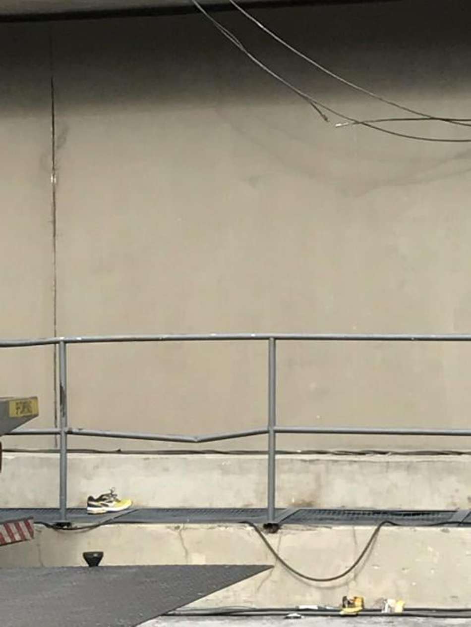 Tênis do torcedor no local da queda no Morumbi 