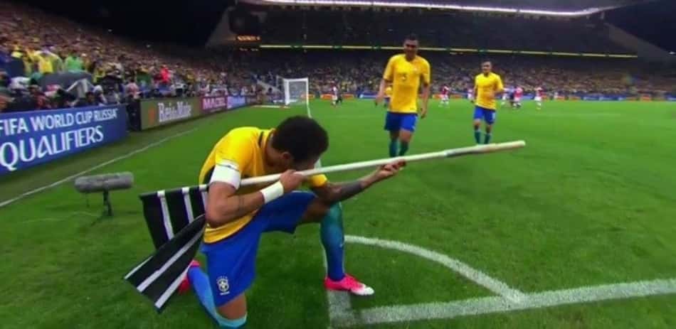 Fã de CS:GO, Neymar comemora com bandeira de escanteio simulando um rifle do jogo