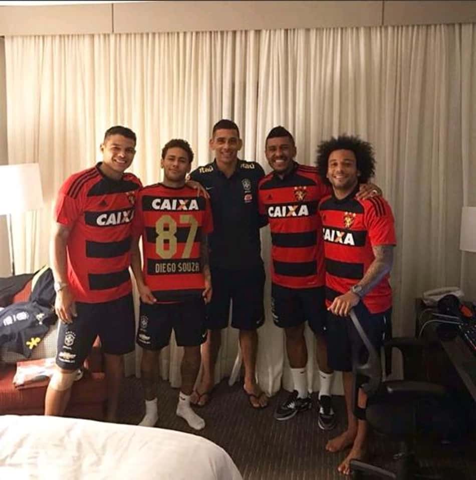 Diego Souza presenteia jogadores da Seleção com camisa do Leão