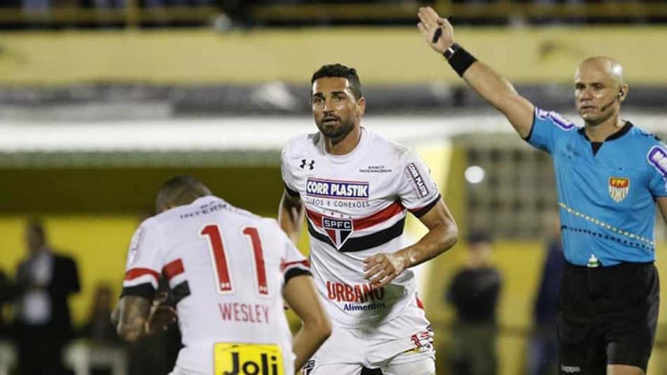 De 'descartável' a artilheiro, Gilberto cai nas graças de Rogério Ceni