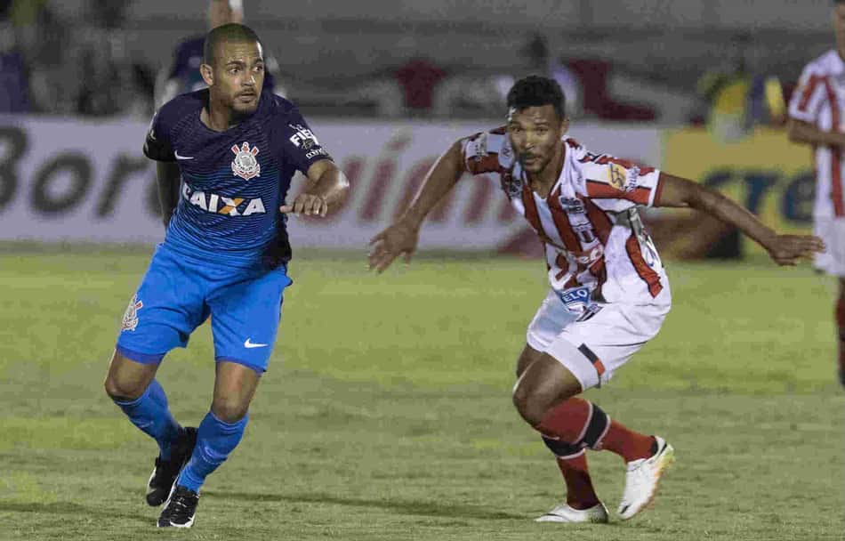 Clayton agrada em esperada estreia e pode ser arma contra falha do Timão