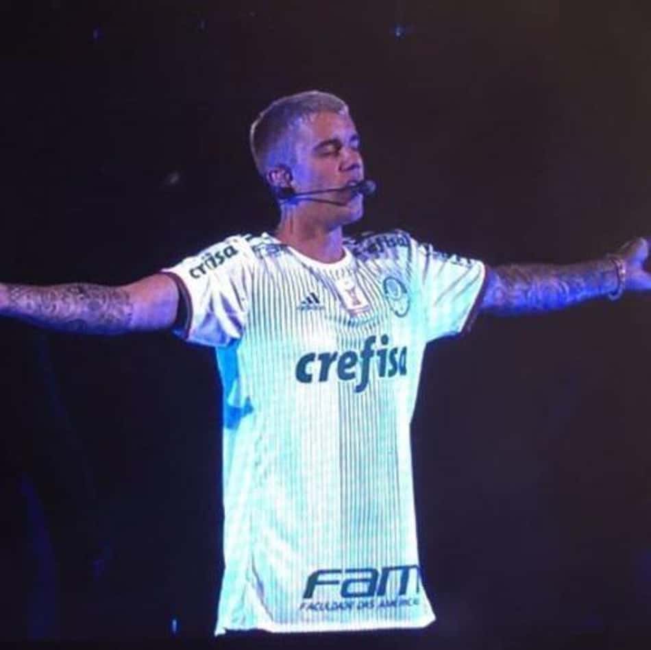 GALERIA: Justin Bieber se apresenta com a camisa do Palmeiras