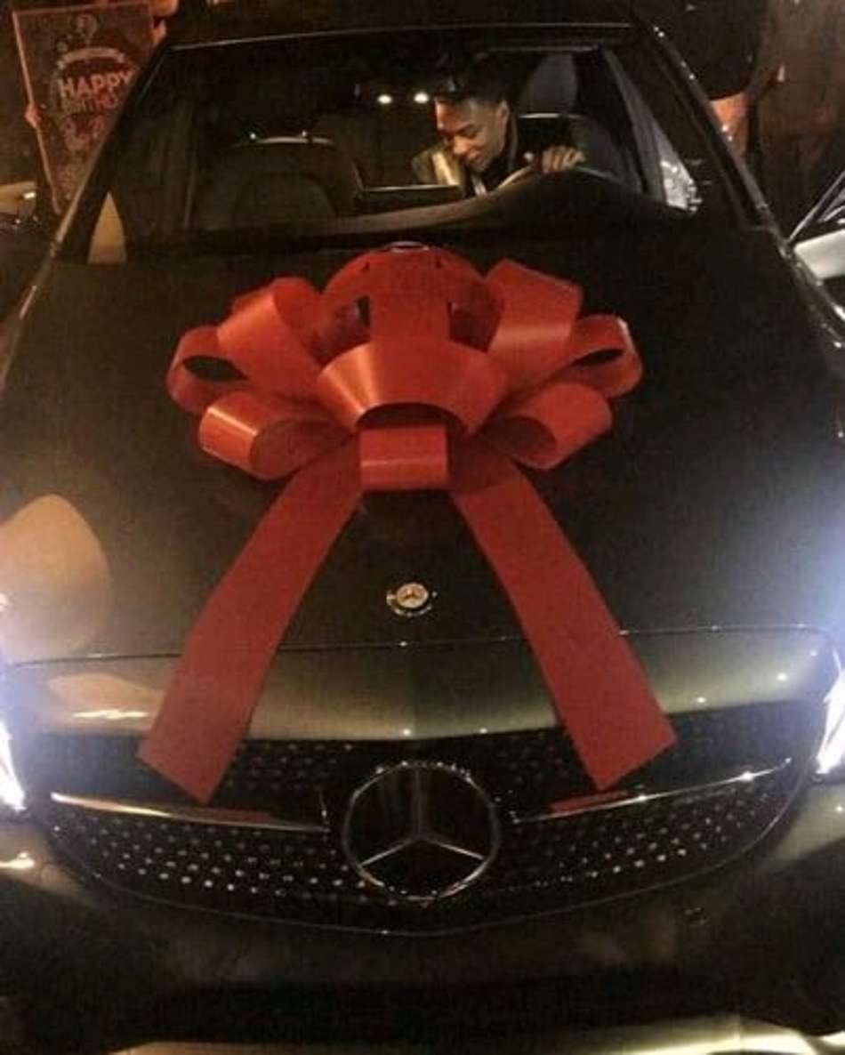 Floyd Mayweather presenteia filho de 16 anos com carrão