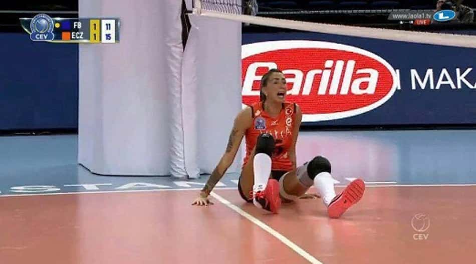 Sentada no chão e com o tornozelo direito torcido, Thaisa grita de dor durante jogo do Eczacibasi, em 2017