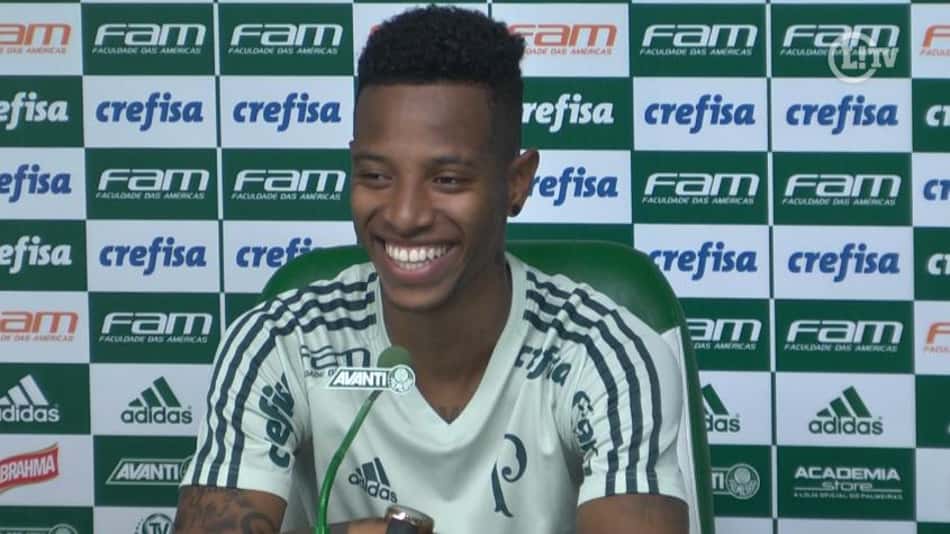VÍDEO: Tchê Tchê brinca com jornalista: 'Tá querendo me tirar do Palmeiras?'
