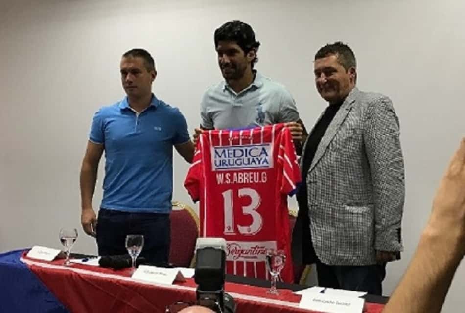 Loco Abreu sendo apresentado em seu novo clube