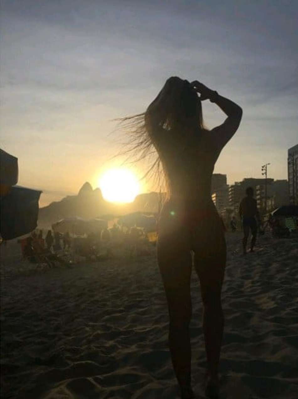 Carol Portaluppi desafia e seguidores comentam frases criativas em foto