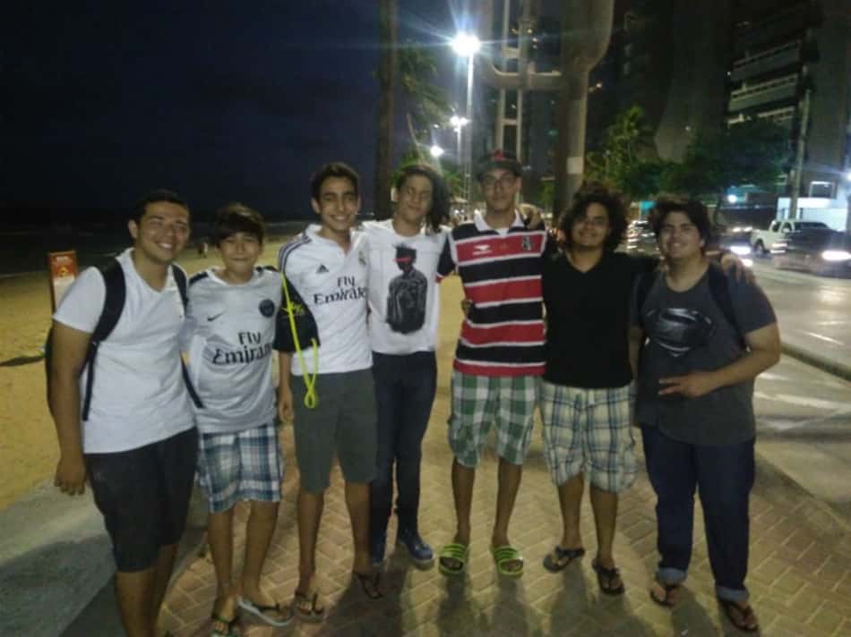 Fãs de League of Legends esperavam por jogadores em frente à hotel