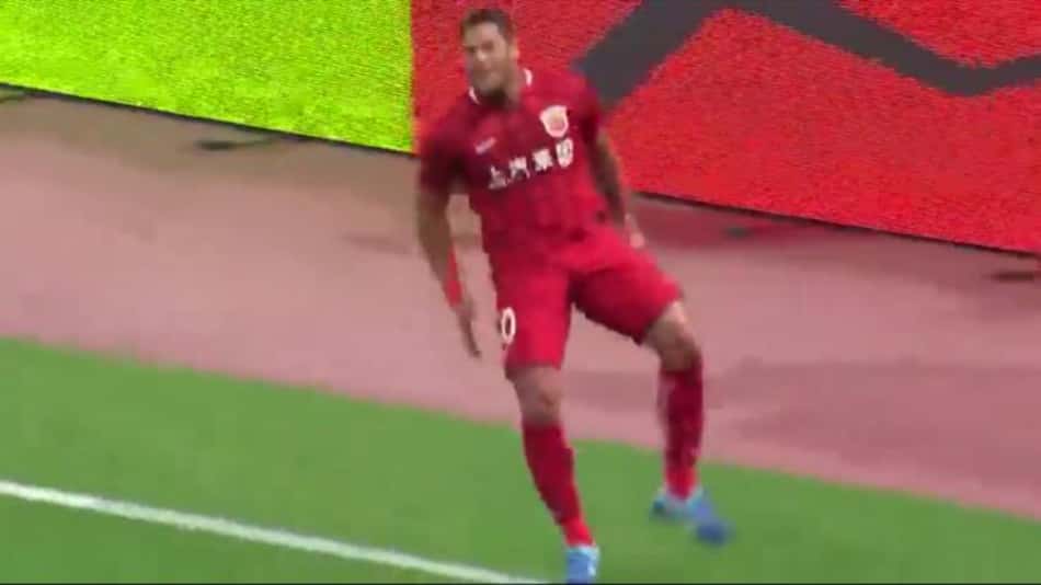 Hulk comemora gol com 'sarrada no ar' na China. Veja!
