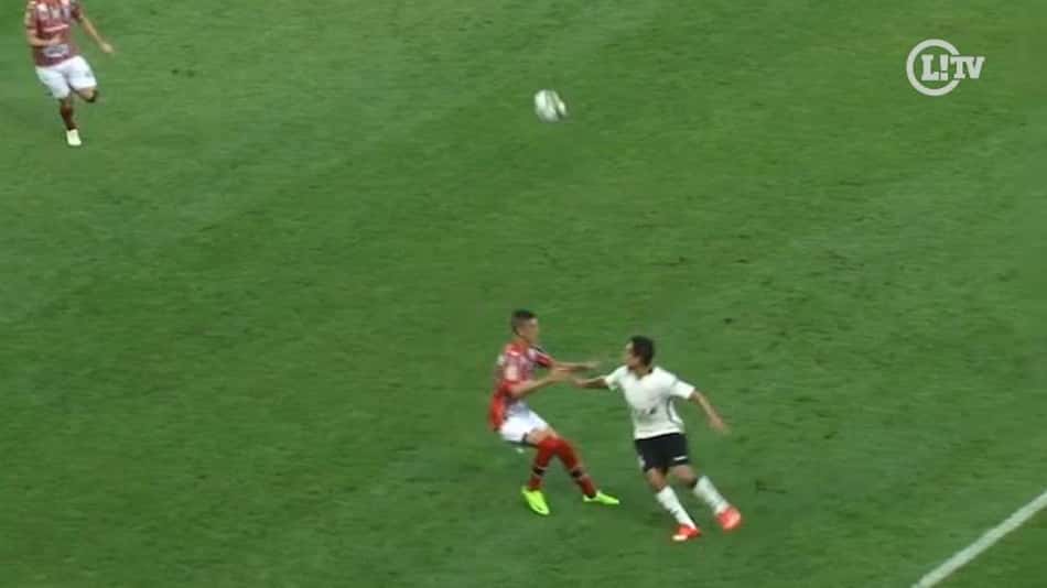 Passou reto! Jadson dá lençol e entorta adversário. Veja!