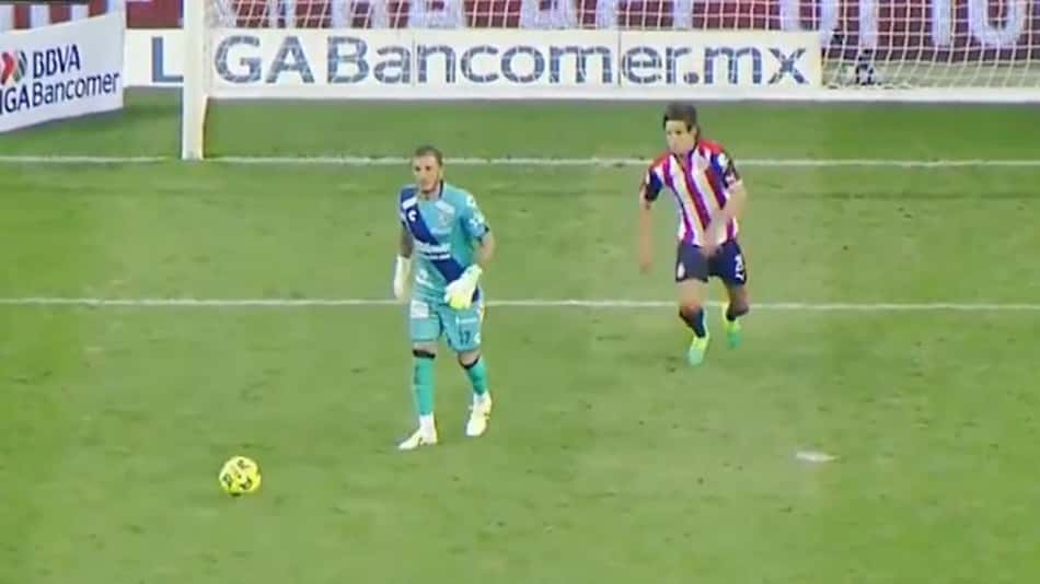 VÍDEO: Goleiro cochila e atacante faz gol 'à la Ronaldo' no Campeonato Mexicano