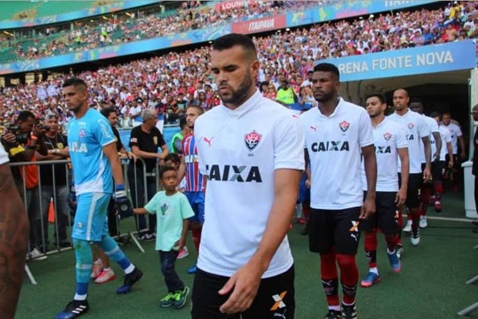 Lesão deve deixar volante do Vitória fora de campo por até seis meses