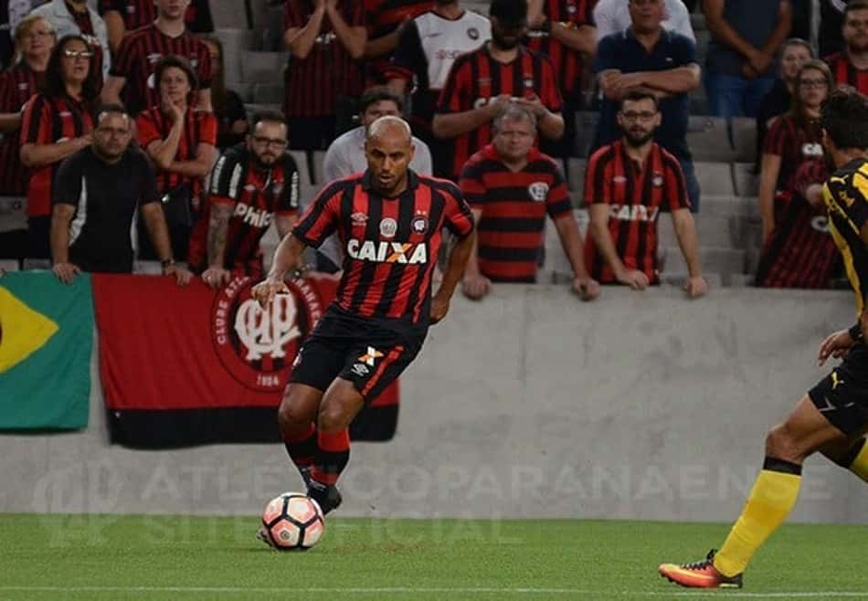 Atlético-PR estende vínculo com lateral-direito Jonathan