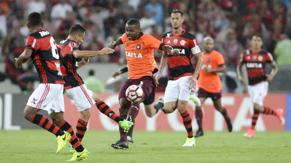 Novo líder: Flamengo começa bem, segura pressão e vence o Atlético-PR