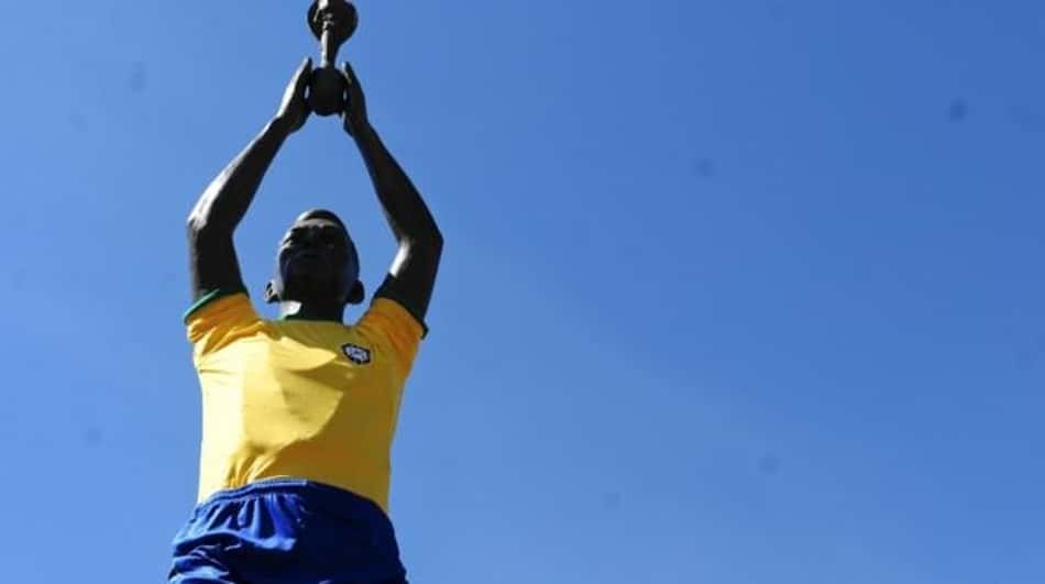 Estátua Pelé Três Corações