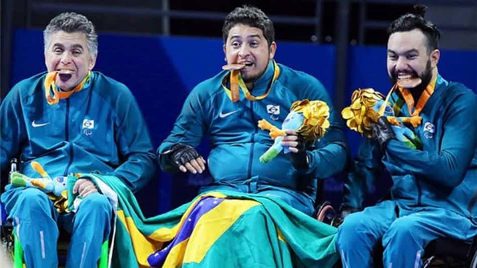 Aloisio (centro) no pódio da Rio 2016