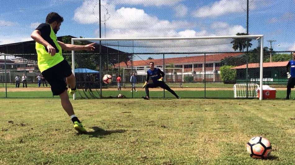 Ainda sem todo grupo, finalizações e parte física marcam o treino do Bota