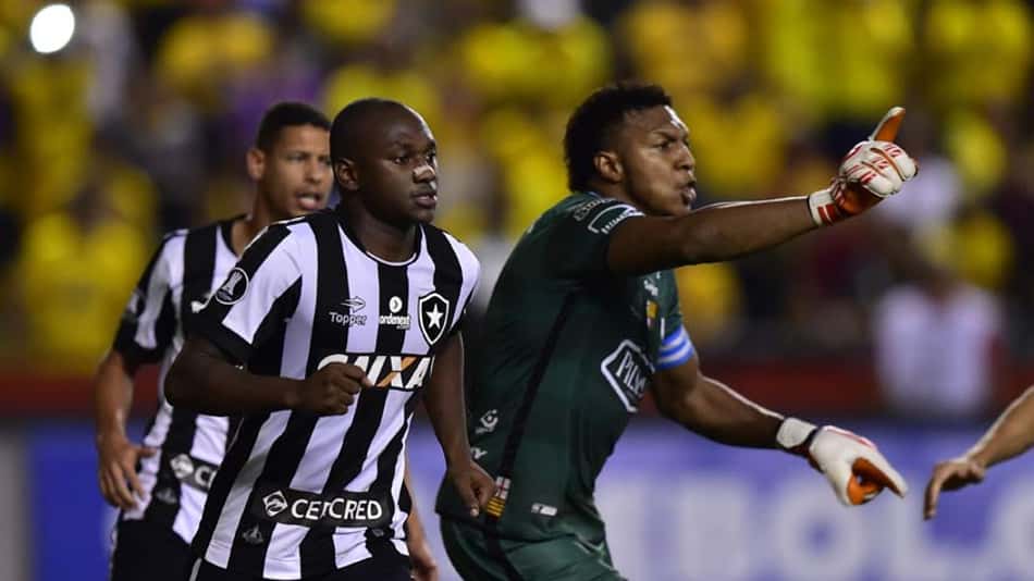 Sassá assume artilharia do Botafogo e acirra disputa no setor de ataque