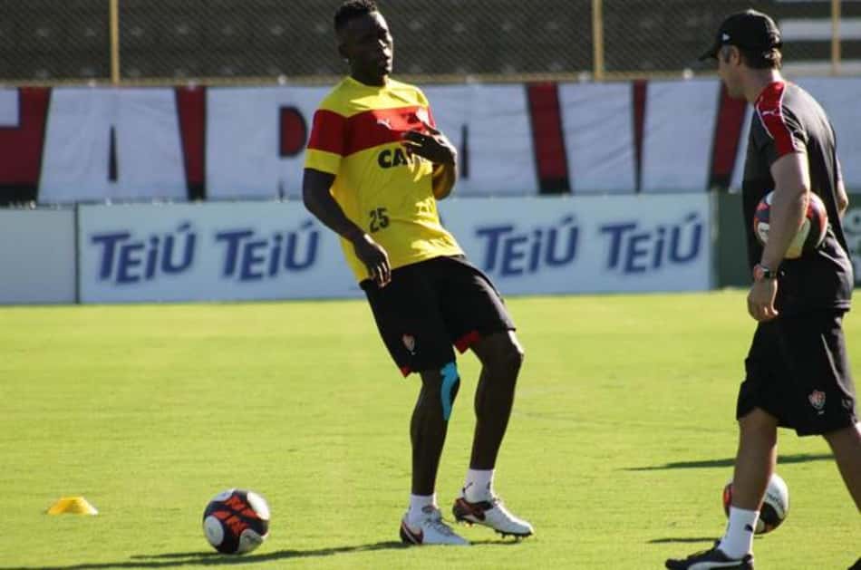 Vitória comemora título estadual, mas já pensa no Brasileirão