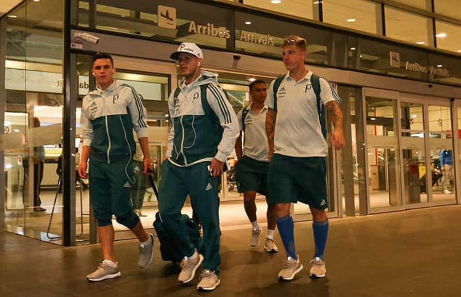 Róger Guedes na chegada ao Uruguai, ao lado de Raphael Veiga, Guerra e Erik