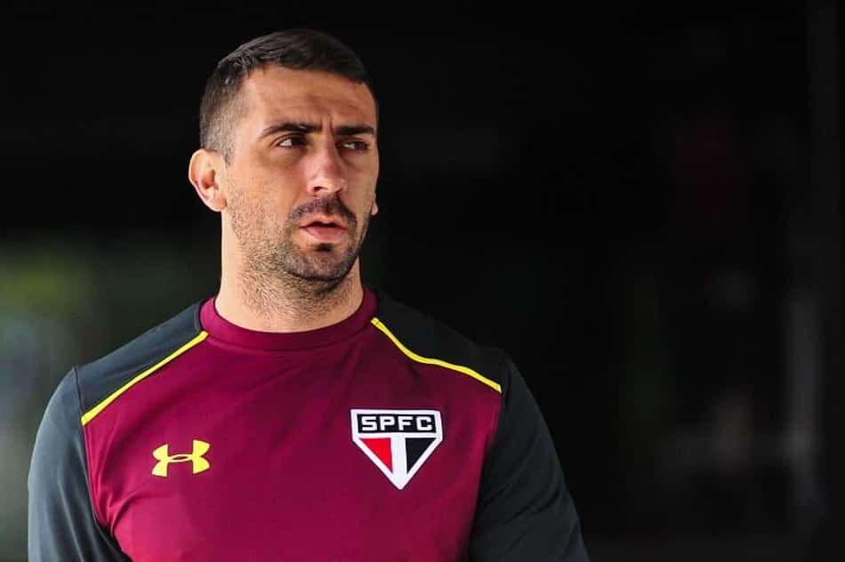 Pratto passa 'imune' após quedas, vira escudo e exemplo no São Paulo
