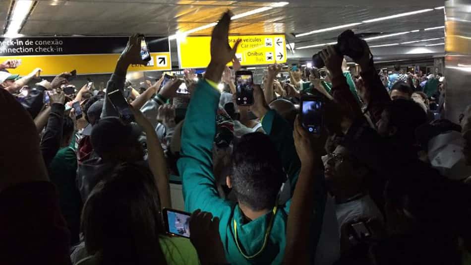 Torcida do Palmeiras no aeroporto