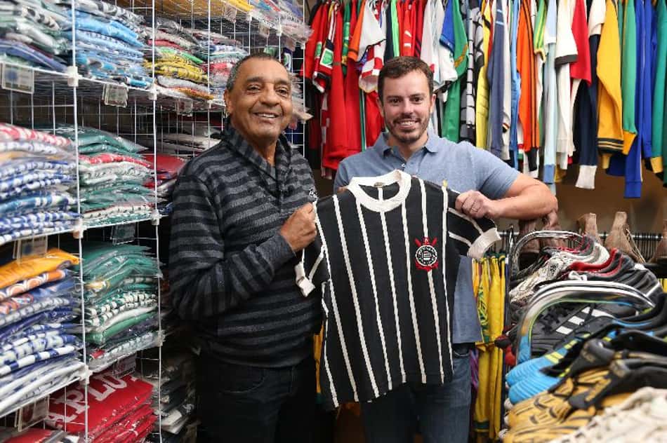 Basílio se emociona ao rever a camisa usada na decisão de 1977