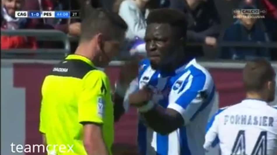 VÍDEO: Muntari abandona jogo após receber cartão por reclamar de insultos racistas