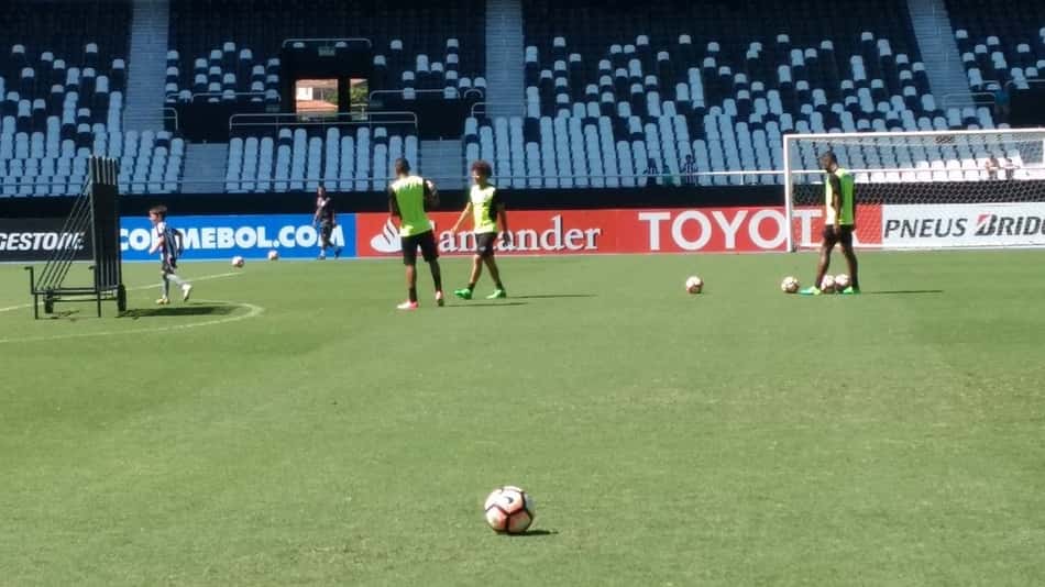 Apoio antes da 'decisão': treino 'vira' jogo com torcida no Nilton Santos