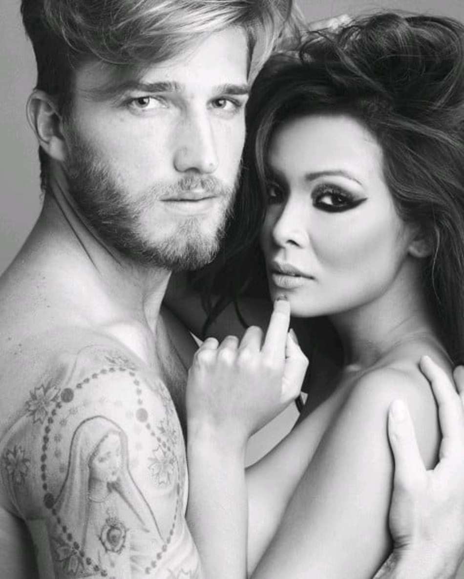 Aislan Lottici posta foto com Carol Nakamura de topless