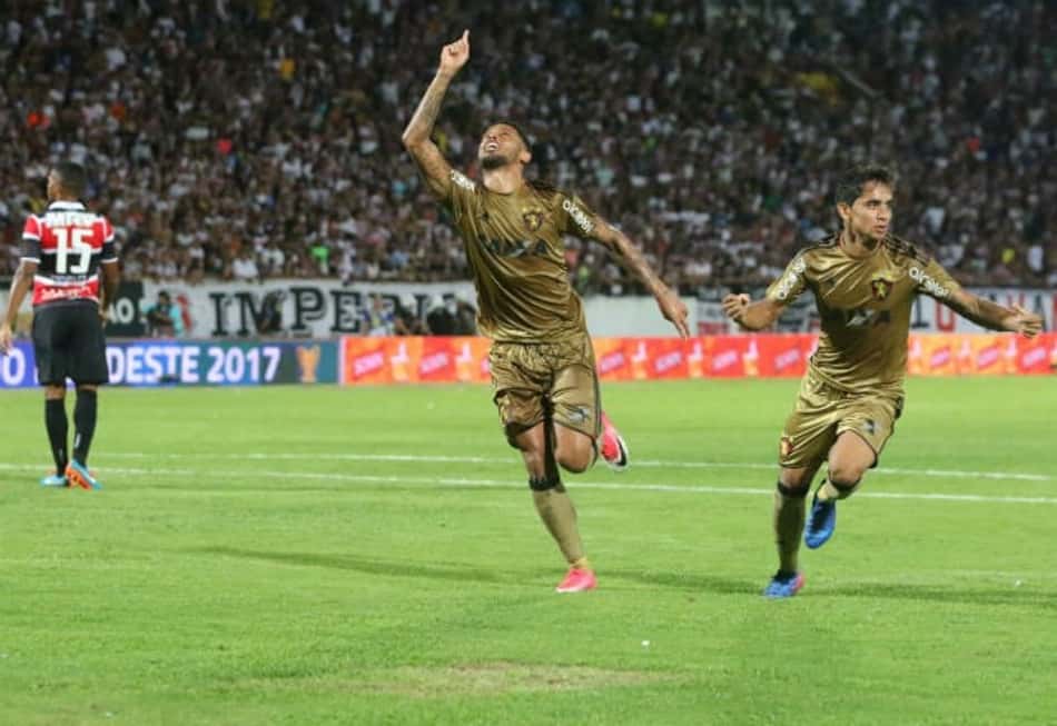 Em jogo repleto de confusões e expulsões, Sport vence o Santa Cruz e vai à final da Copa do Nordeste