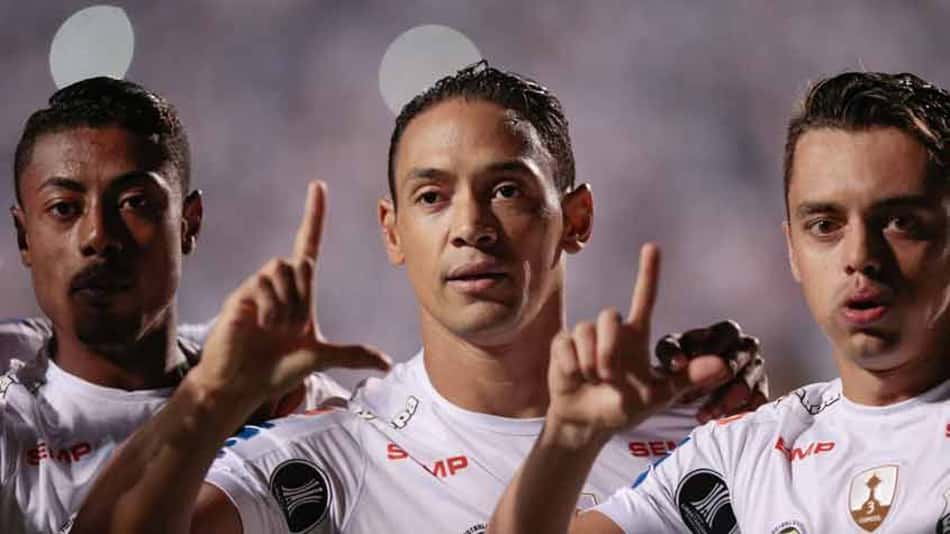 Santos leva susto, mas vence Santa Fe e fica perto de classificação