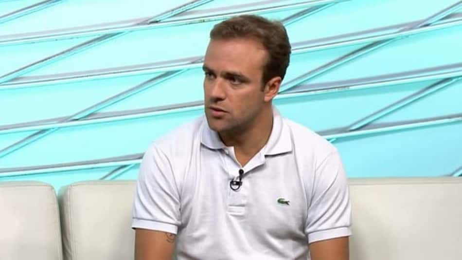 Roger Flores 'dribla' quarentena e curte praia com a esposa no Rio