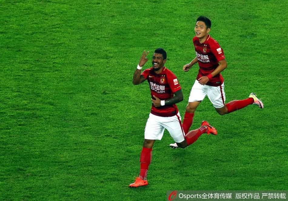 Paulinho marca em vitória do líder Guangzhou; Alex Teixeira faz um