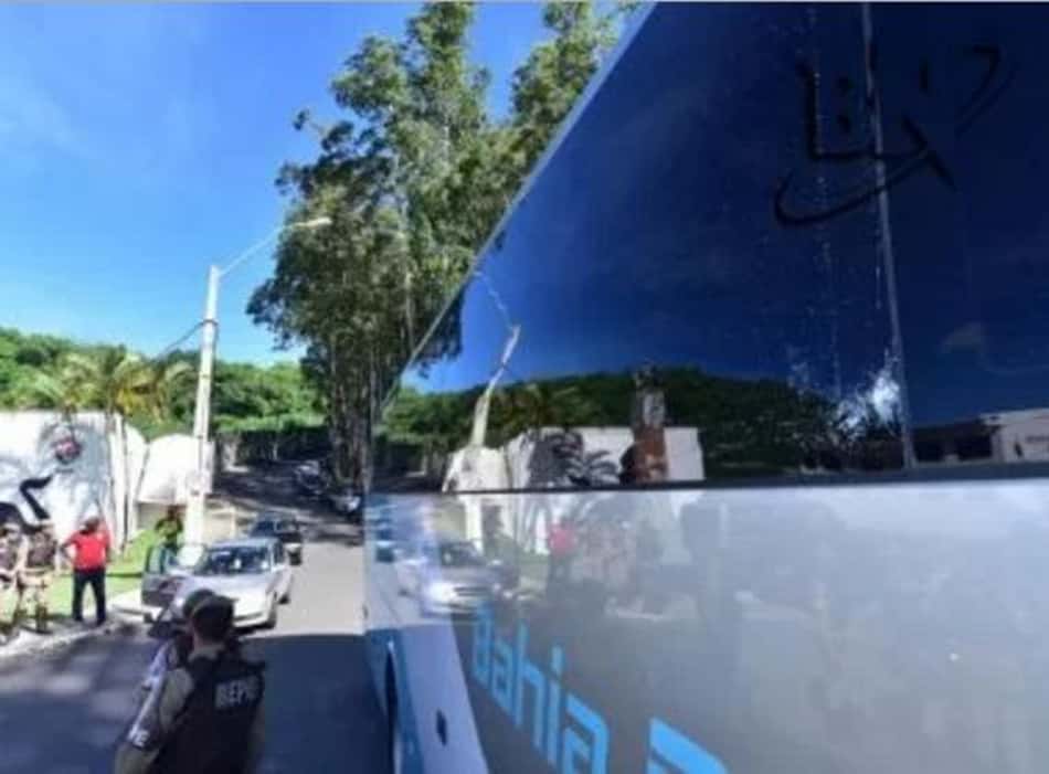 Ônibus do Bahia leva pedrada na chegada ao Barradão