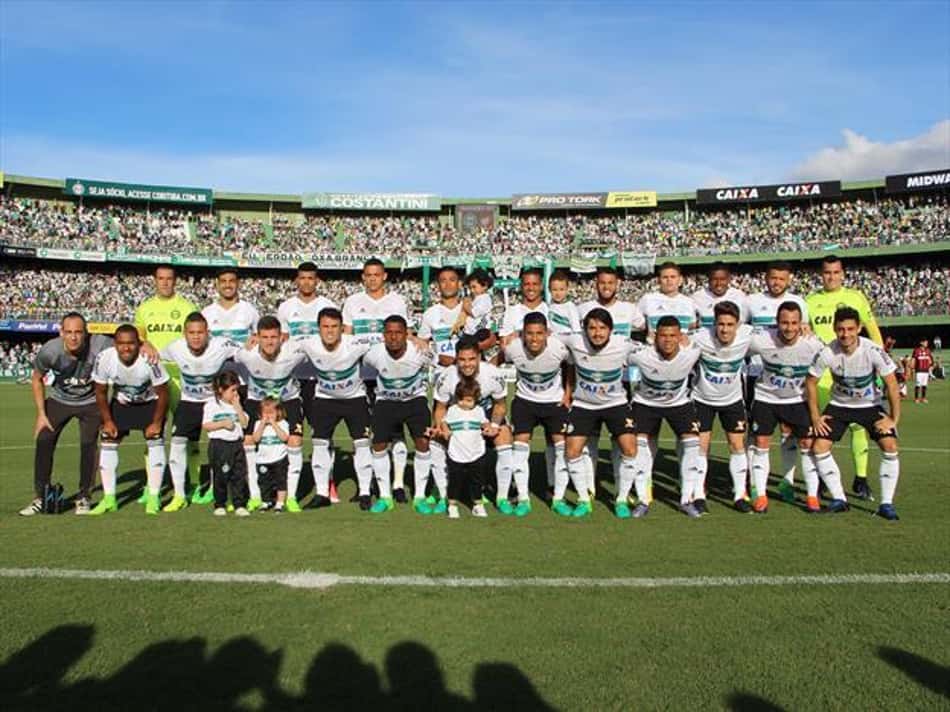 Coritiba empata com Atlético-PR, dá fim a jejum e é campeão paranaense